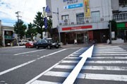 ②前の横断歩道を渡ります(車にお気をつけください)